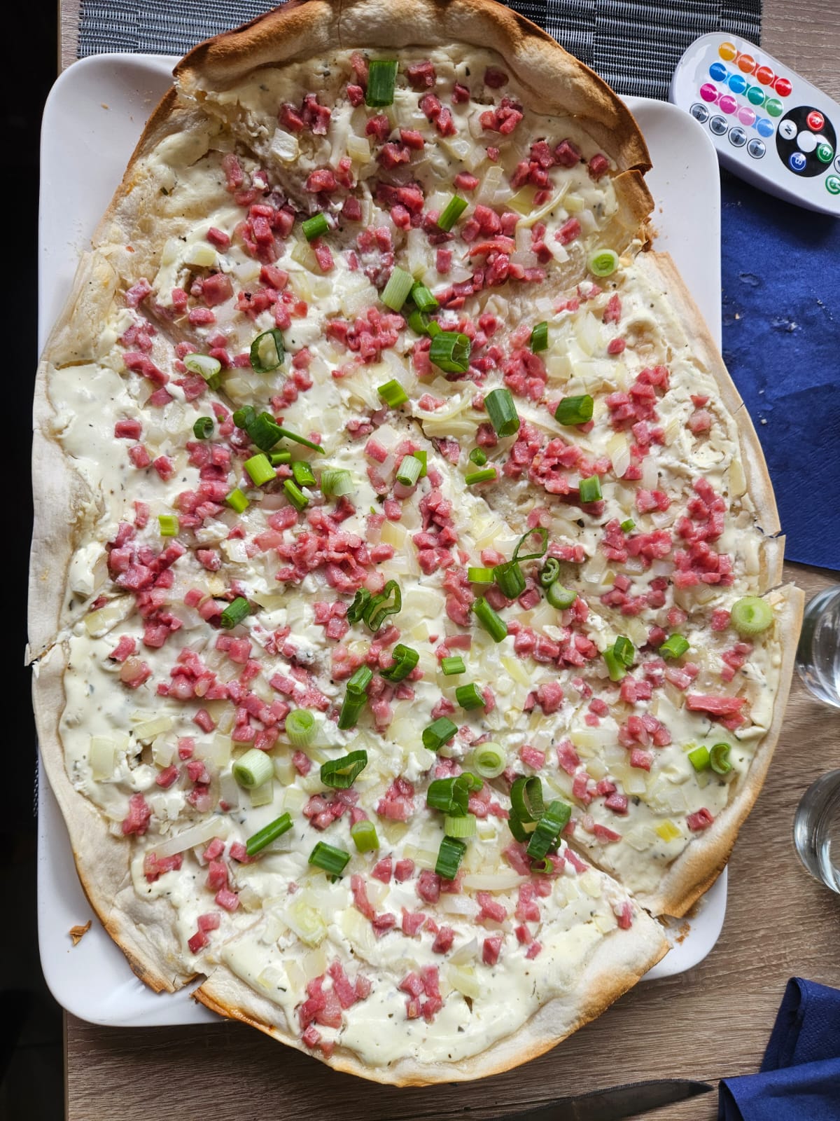 Flammkuchen mit Speck, Zwiebeln und Frühlingszwiebeln