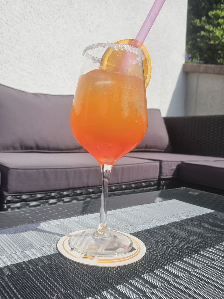 Fruchtiger Spritz auf der Terrasse
